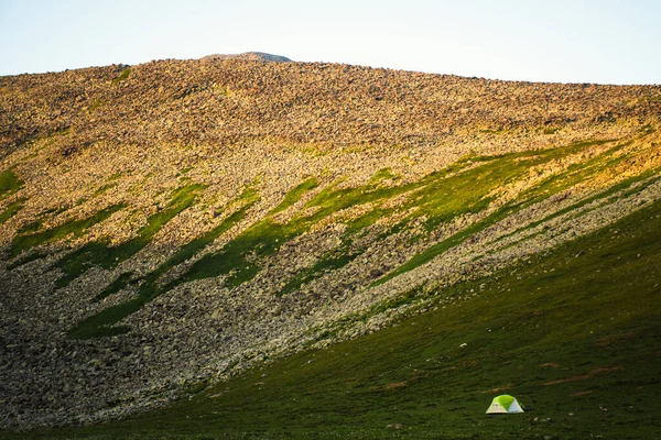 Green Tent Stand Mountains Sunset Outdoors Solitude Nature Concept — Foto Stock