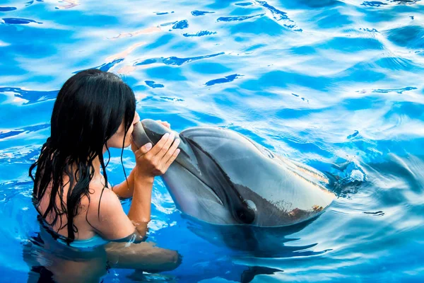 Portrait Young Caucasian Woman Kiss Dolphin Pool Water Batumi Delphinium — Fotografia de Stock