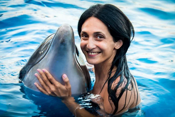 Portrait Young Caucasian Woman Smile Dolphin Look Camera Pool Water — Fotografia de Stock