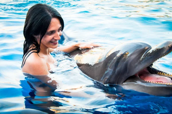 Portrait Young Caucasian Woman Smile Dolphin Pool Water Batumi Delphinium — Fotografia de Stock