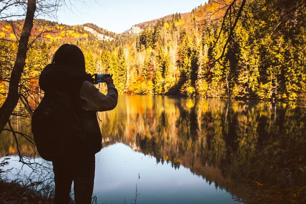 Close Cinematic Back View Caucasian Woman Hiker Stand Lake Take — Stockfoto