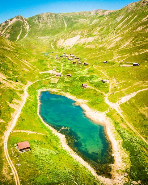 Aerial Close Top View Shuamta Small Lake Surrounded Mountain Village — Foto de Stock