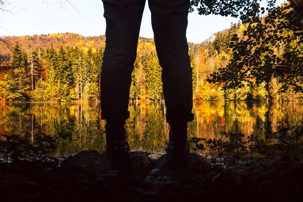 Nahaufnahme Der Silhouette Weiblicher Beine Und Stiefel Malerischen See Mit — Stockfoto