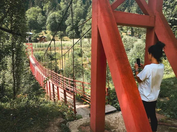 Tourist Red Old Metal Structure Wooden Pathway Bridge Nature Georgia — Stockfoto