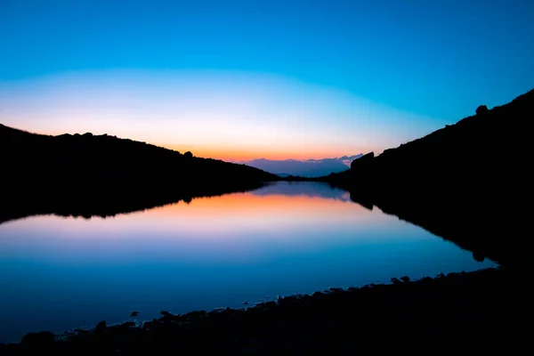 Blue Mountain Lake Blue Hour Wit Orange Sunset Light Autumn — Fotografia de Stock