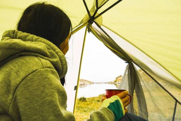Smiley Young Caucasian Woman Hold Camping Mug Drink Green Tent — стоковое фото