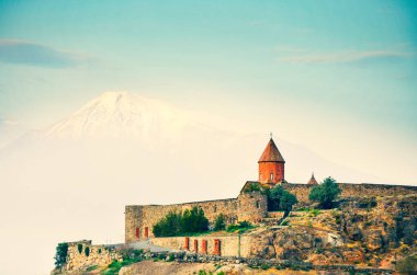 Ermenistan 'ın tarihi manzarası - Khor Virap manastırı Ararat dağ zirvesi arka planında gün doğumunda