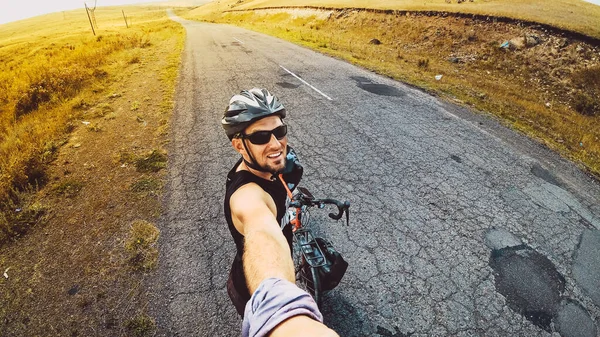 Ispirazione Smartphone Selfie Ritratto Eccitato Gioioso Caucasico Ciclista Maschile Piedi — Foto Stock