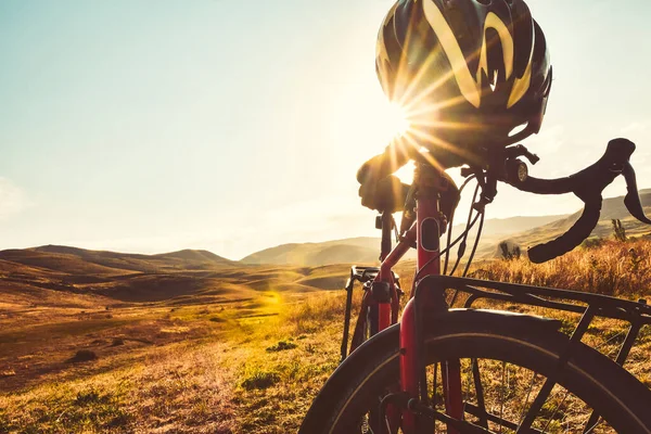 Närbild Cykelställ Naturen Med Soleruption Toppar Genom Hjälm Filmiska Cykel — Stockfoto