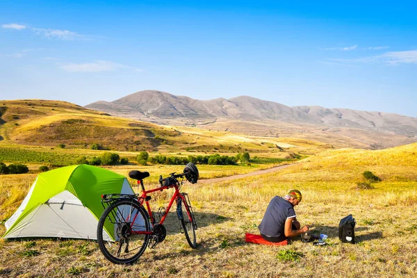 Kaukasier Frühstücken Frühen Morgen Allein Zelt Gesunder Lebensstil Und Fahrradtouren — Stockfoto