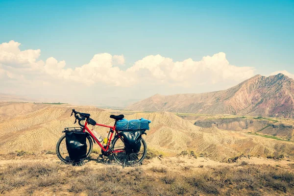 Φορτωμένο Περιοδεύον Ποδήλατο Στέκεται Κυκλοθυμική Δραματική Πανοραμική Θέα Στα Βουνά — Φωτογραφία Αρχείου
