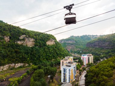 Mayın yüklü hava seyir tramvayları Chiatura madencilik kompleksinde kabloyla taşınıyor. Georgia