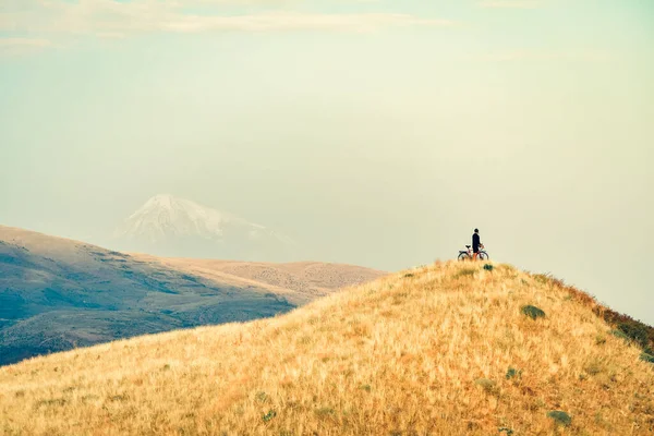 Man Stand Turnê Bicicleta Topo Colina Assistir Montanhas Sozinho Lado — Fotografia de Stock