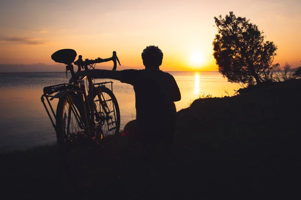 Silhouette Dell Uomo Ciclista Riva Abbraccio Bicicletta Natura Sport Stile — Foto Stock