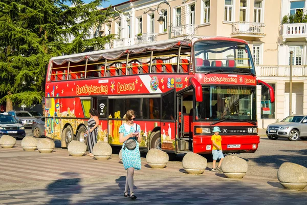 Batumi Georgia Agosto 2022 Turista Femenina Nos Pasea Teléfono Calle —  Fotos de Stock