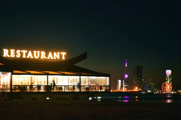 Budynek Restauracji Nocy Widokiem Nabrzeże Batumi Popularne Ryby Jedzą Popularnych — Zdjęcie stockowe