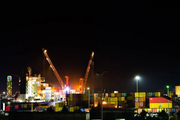 2021年11月25日 格鲁吉亚巴统 在巴统铁路上的交通 晚上有港口全景和海滨长廊 — 图库照片