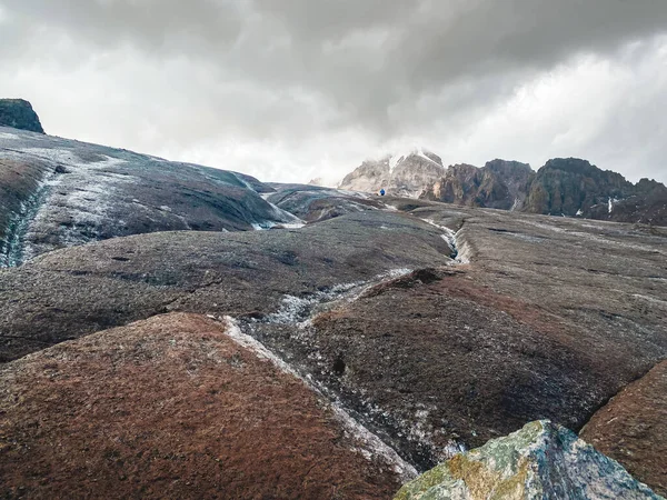 Wolk Bedekt Mount Kazbeg Kaukasus Georgia Hellingen Zijn Onvruchtbaar Steenachtig — Stockfoto