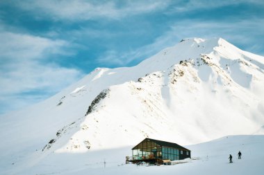 Sezon sonunda Gudauri kayak merkezinde kimsenin olmadığı dağ kafesinin panoramik manzarası.