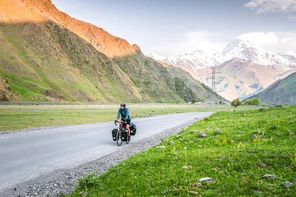 Ciclista Masculino Caucásico Recorriendo Las Montañas Del Cáucaso Kazbegi Pico —  Fotos de Stock