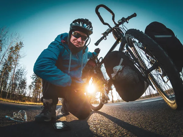 Ciclista Lado Estrada Posando Para Selfie Segurando Sua Bicicleta Com — Fotografia de Stock