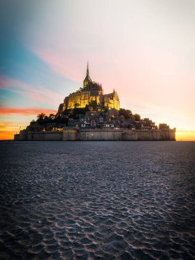 Yazın gün batımında Saint Michelle Dağı 'nın güzel manzarası. Normandiya 'nın kıyı şeridinde ünlü turistik mekan.