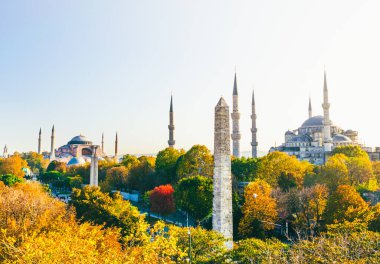 Mavi Cami 'nin panoramik sonbahar manzarası, Obelisk ve Hagia Müzesi ile çevrili. Tarihsel anıtlar ve seyahat yerleri. -İstanbul.Hindi. 2020