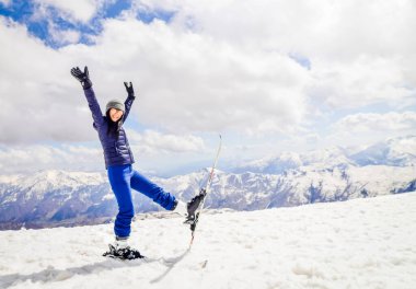 Mutlu, heyecanlı beyaz kadın sosyal medya fotoğrafı için ellerini kaldırdı. Gudauri, Georgia 'da kayak tatili.