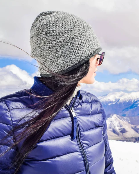 Kaukasische Frauen Genießen Das Winterliche Bergpanorama Sonnigen Skigebiet Rechts Leerer — Stockfoto