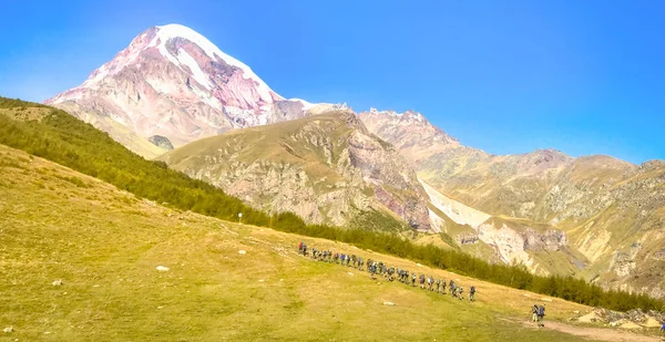 Begeleide Groep Bergbeklimmers Wandelen Heuvel Met Kazbek Bergtop Achtergrond Nationaal — Stockfoto