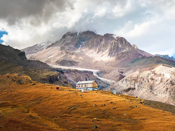 Alti Hut Com Vista Para Monte Kazbeg Cáucaso Geórgia Encostas — Fotografia de Stock