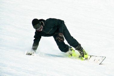 Tepeden aşağıya snowboardcu. Özel kış sporları kombinasyonu. Snowboard ve kayak ayakkabısı tipi sporlar.