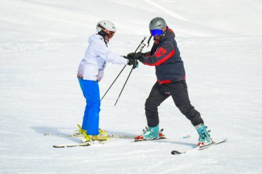 Gudauri, Gürcistan - 24 Ocak 2022: Gudauri kayak merkezinde kayak eğitimi veren beyaz erkek kayak hocası. Georgia 'da kayak tatili