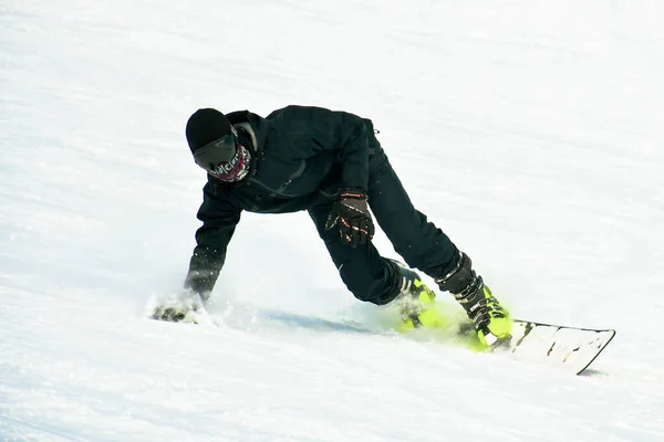 Snowboardåkare Himlen Utför Speciella Vinter Sportkombination Typer Snowboard Och Skidsko — Stockfoto