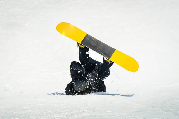 Férfi Snowboardos Snowboardozott Sípályán Trükköket Extrém Lejtőket Tanulni Balesetek Lejtőkön — Stock Fotó