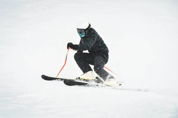 ジョージア州のグダウリスキー場での競争のための訓練中にスキー場で彫刻を行う新鮮な雪の上にフルスピードスキーでプロのスキーヤー — ストック写真