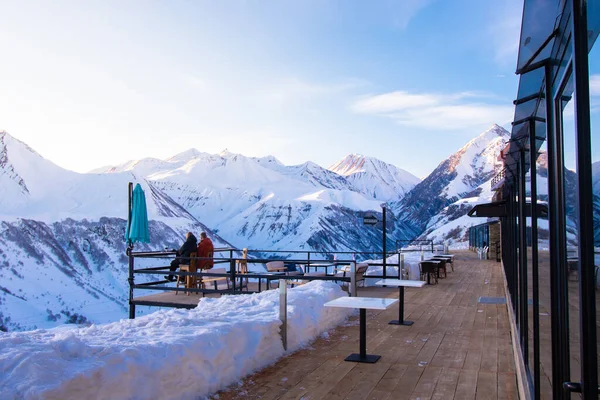 Samen Zitten Genieten Van Zonsondergang Het Winterskigebied Met Besneeuwde Bergtoppen — Stockfoto