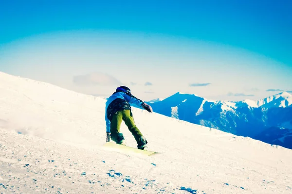 Ung Snowboardåkare Rida Utför Natursköna Kaukasus Berg Snabb Frysa Rörelse — Stockfoto