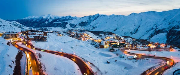 Scenic Winterlandschap Gudauri Met Kaukasus Bergen Achtergrond Vakantie Hotels Weg — Stockfoto