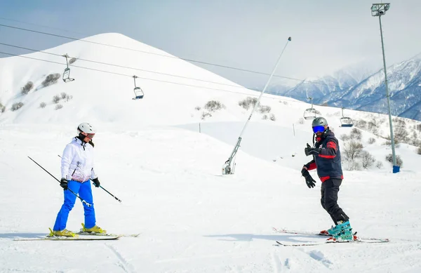 Gudauri Gruzja Stycznia 2022 Kaukaski Instruktor Narciarstwa Męskiego Uczący Początkującą — Zdjęcie stockowe