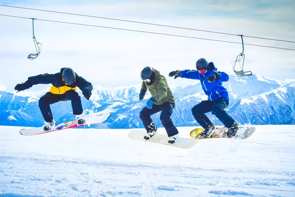 Trzech Snowboardzistów Powietrzu Skacze Dla Zabawy Razem Zimowym Kurorcie Wakacjach — Zdjęcie stockowe