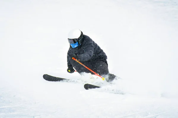 ジョージア州のグダウリスキー場での競争のための訓練中にスキー場で彫刻を行う新鮮な雪の上にフルスピードスキーダウンヒルターンでプロのスキーヤー — ストック写真