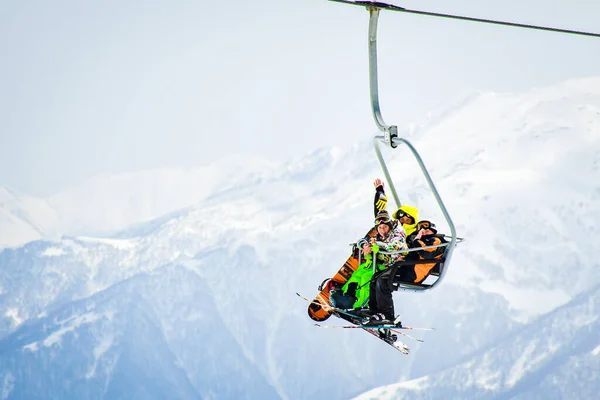 Gudauri Georgië Februari 2022 Groep Kinderen Skilift Poseren Grappig Samen — Stockfoto