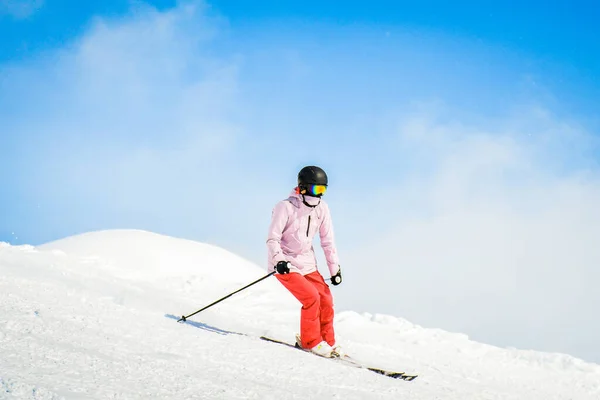 若い女性のスキーヤースキーは 高速凍結運動で風光明媚なコーカサス山脈の下り坂に乗る急な下り坂ソロ — ストック写真