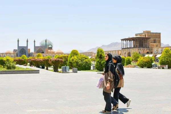 Isfahán Irán Junio 2022 Una Mujer Iraní Camina Junto Con — Foto de Stock