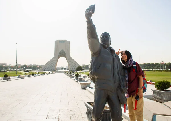 Juni 2022 Kvinna Utan Hijab Poserar För Selfie Berömda Iranska — Stockfoto