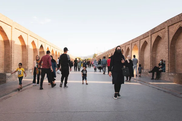 Isfahan Iran May 2022 Woman Stand Famous Isfahan Bridge Traditional — Stock Photo, Image