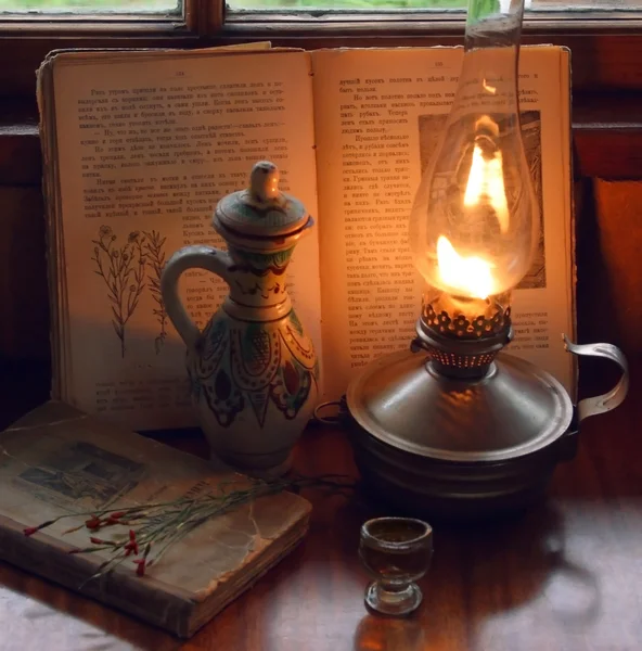 石油ランプとレシピの古代の本 stillife — ストック写真