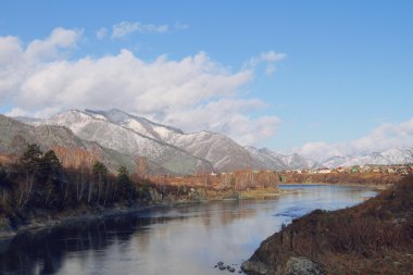 mesafe içine kaybolan parlak Nehri