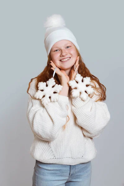 Joyful Girl Red Hair White Sweater Hat Holds Snowflakes Her — Stock Photo, Image